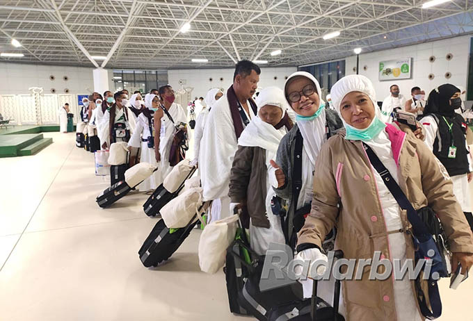 MENUNGGU PEMERIKSAAN: 444 jemaah haji Banyuwangi  yang tergabung dalam kloter 28 tiba di  Bandara King Abdul Azis Jeddah pukul 01.40 Waktu Arab Saudi, Jumat (25/6) dini hari. (Andi Mikoyanto for Radar Banyuwangi)