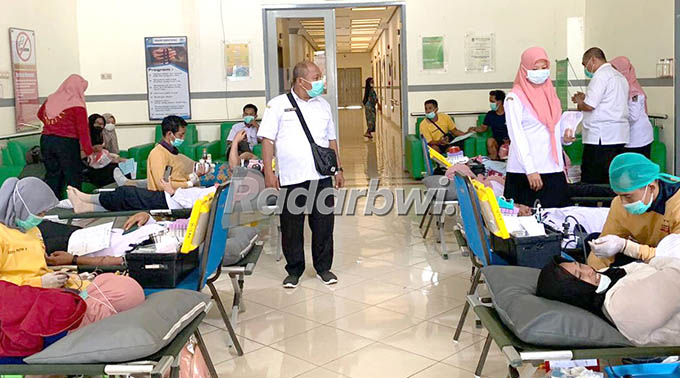 TEGANG: Petugas mengambil darah pendonor di ruangan Donor Darah di RSUD Genteng, Selasa (8/6). (Irham Muzaki/Radar Genteng)