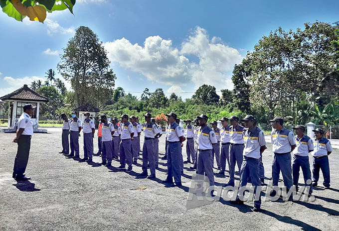 BERBARIS: Para jukir mendapat pembinaan dari Bidang Lalu Lintas Pengelolaan Perparkiran, Dishub Banyuwangi di terminal Wiroguno, Dusun Curahketangi, Desa Setail, Kecamatan Genteng, Rabu (22/6) lalu. (Irham Muzaki/Radar Genteng)