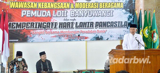 SAMBUTAN: Ketua DPD LDII Banyuwangi H Astro Junaedi  memberikan sambutan dalam seminar wawasan kebangsaan dan moderasi beragama di Masjid Al-Huda, Pondok Pesantren Ar Royan, Dusun Kampung Baru, Desa Jajag, Kecamatan Gambiran, Rabu (1/6). (Irham Muzaki/Rad