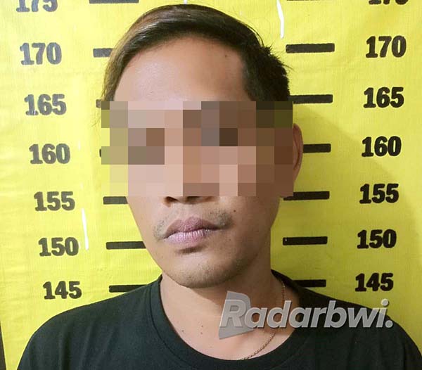 Eko Ari Wibowo, terduga pengedar pil koplo yang ditangkap Polsek Gambiran. (Irham Muzaki/Radar Genteng)