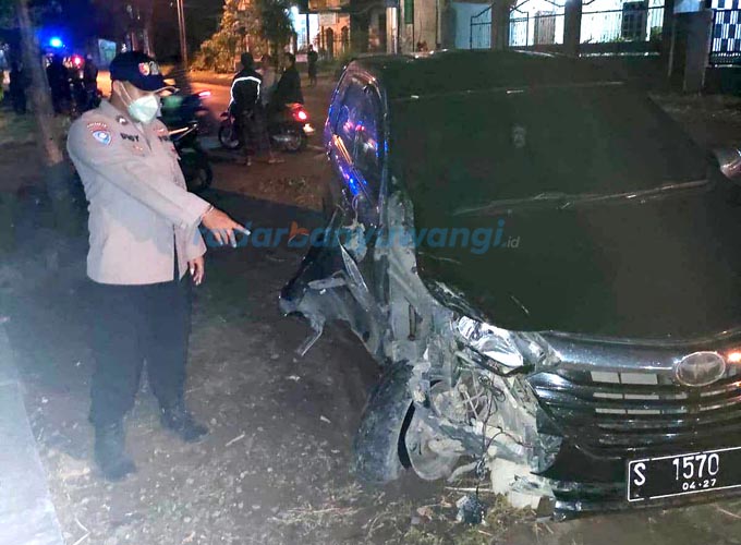 REMUK: Mobil Toyota Avanza rusak parah dibagian depan setelah tabrakan dengan motor Honda Supra X di jalan raya Desa Tegalharjo, Kecamatan Glenmore pada Minggu malam (12/6).