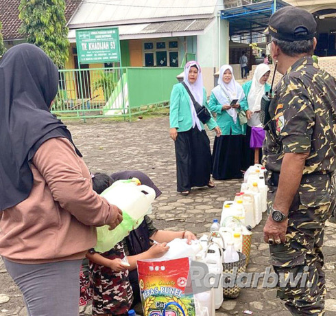 BERJEJER: Puluhan jeriken untuk wadah migor berjejer di Dusun Jalen, Desa Setail, Kecamatan Genteng, Senin (27/6) sore. (Umi Kulsum for Radar Genteng)