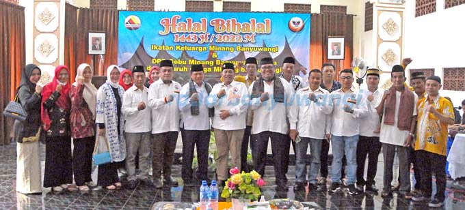 JALINAN TANAH MINANG: Pengurus DPD Gebu Banyuwangi bersama Ketua Gebu Jatim Sumarzen Marzuki saat halalbihalal, Minggu (12/6) di Ikhtiar Surya Hotel, Banyuwangi (Sidrotul Muntaha/RadarBanyuwangi.id)