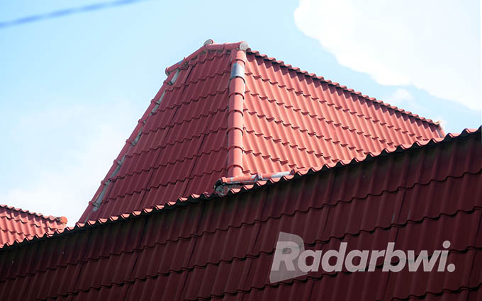MERAKYAT: Atap spandek paling populer karena mudah, kuat, dan murah. (Ramada Kusuma/Radar Banyuwangi)