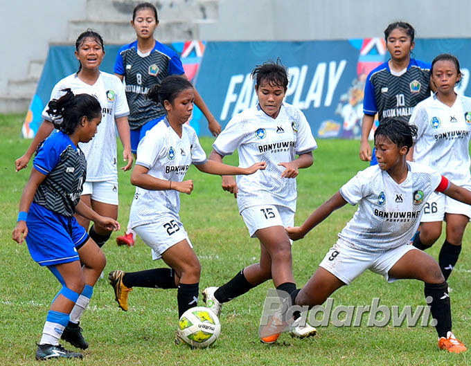 CETAK BRACE: Striker sepak bola putri, Innes Aditya, setelah membobol gawang tim kota Malang di Stadion Notohadinegoro, Minggu (26/6) sore. (Ramada Kusuma/Radar Banyuwangi)