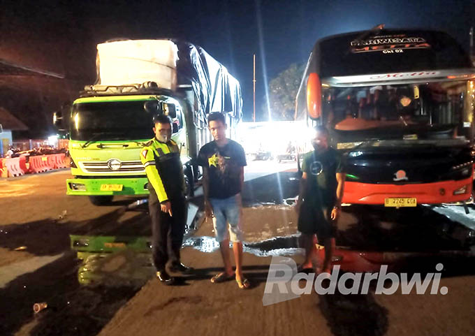 OLAH TKP: Anggota Unit Gakkum melakukan olah TKP di Pelabuhan LCM Ketapang Banyuwangi kemarin (22/6) lalu. (Wahid for Radar Banyuwangi)