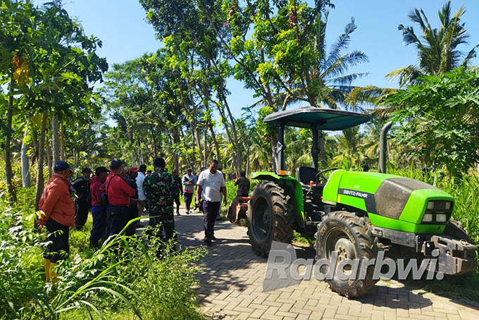 MEMANAS: Sejumlah warga menghadang jalannya eksekusi lahan Afdeling Kampe, Perkebunan PTPN XII Pasewaran, Kecamatan Wongsorejo, Selasa (21/6) sore. (Bagus Rio/Radar Banyuwangi)