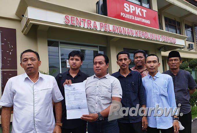 MASIH LANJUT: Sejumlah nasabah KSP Tinara kembali melaporkan sang manajer ke Mapolres Situbondo beberapa waktu lalu. (Bagus Rio/Radar Banyuwangi)