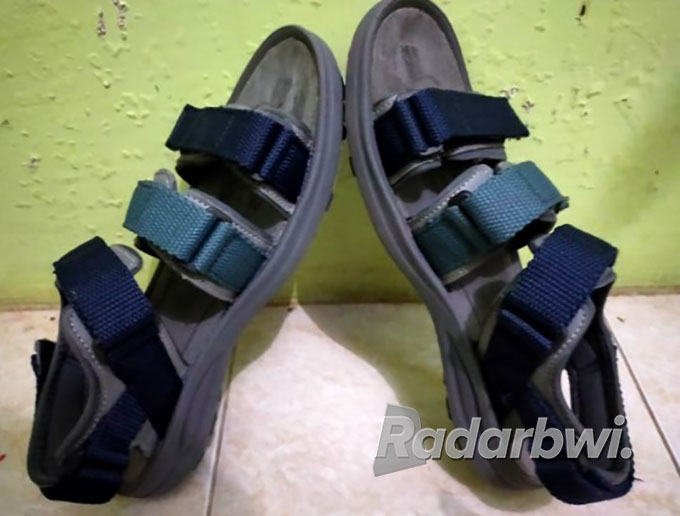 CEPAT KERING: Sandal outdoor dikenal stabil dan kuat untuk melintasi medan sulit. (Ramada Kusuma/Radar Banyuwangi)