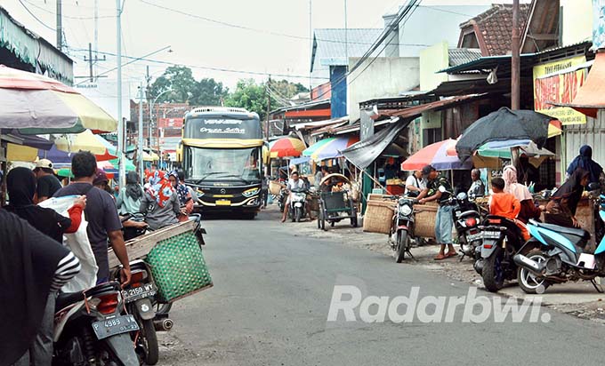 AMBURADUL: Jalan raya di depan Pasar Jambewangi, Kecamatan Sempu macet karena pedagang banyak yang jualan hingga makan badan jalan, Jumat (3/6) lalu. (Salis Ali/Radar Genteng)