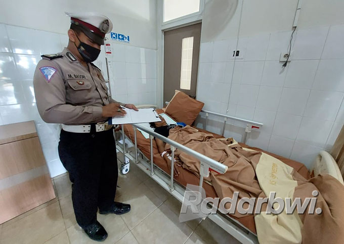 DATA: Aiptu Muhammad Basori menemui korban Juwariyah di RS Graha Medika, Desa Yosomulyo, Kecamatan Gambiran, Selasa (7/6) lalu. (Salis Ali/Radar Genteng)