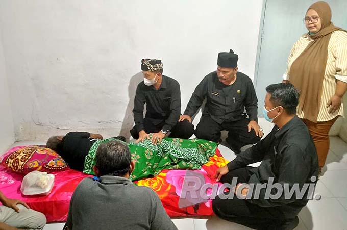 JENGUK: Pemerintah Kecamatan Tegaldlimo saat menjenguk Waras sebelum di bawa ke KNDJH di Kelurahan Kotalama, Kecamatan Kedungkandang, Kota Malang pada Kamis (2/6) sore. (Mujiono for Radar Genteng)