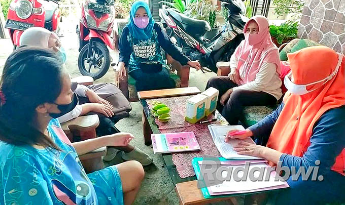 TURBA: Tim TP PKK turun ke ibu hamil resiko tinggi untuk melakukan pendampingan di Desa Sumberarum, Kecamatan Songgon, Senin (6/6) lalu. (Aries Prasetyanto for Radar Genteng)