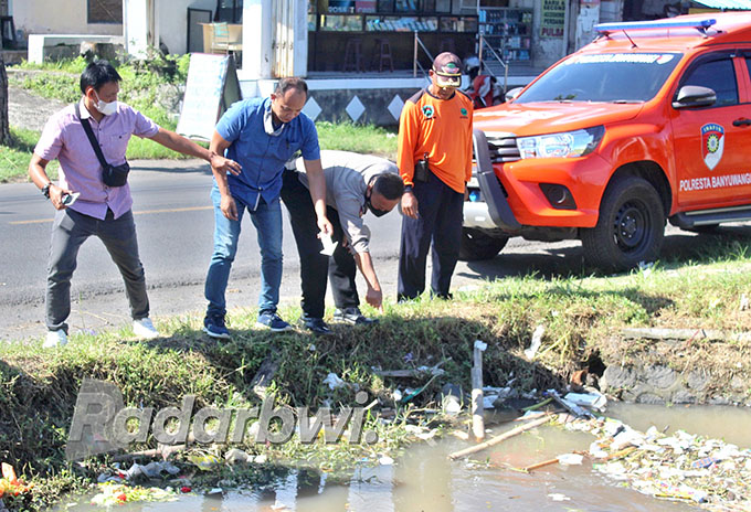 OLAH TKP: Tim Inafis Polresta Banyuwangi melakukan identifikasi di lokasi penemuan bayi jembatan Dusun Krajan, Desa Kedungrejo, Kecamatan Muncar, Selasa (7/6). (Salis Ali/Radar Genteng)