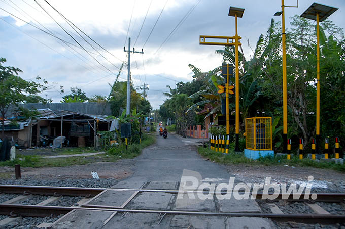 TANPA SITUS: Perlintasan kereta api di Lingkungan Watubuncul, Kelurahan Boyolangu, Kecamatan Giri, Banyuwangi. (Ramada Kusuma/Radar Banyuwangi)