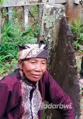 MENANCAP: Mbah Usik berada di situs Watu Gepeng di Desa Telemung, Kecamatan Kalipuro, Banyuwangi. (Dedy Jumhardiyanto/Radar Banyuwangi)