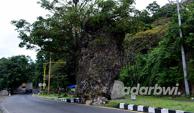 Watudodol di Perbatasan Kecamatan Kalipuro dan Wongsorejo, Banyuwangi, menjadi salah satu destinasi wisata di Banyuwangi. (Ramada Kusuma/Radar Banyuwangi)