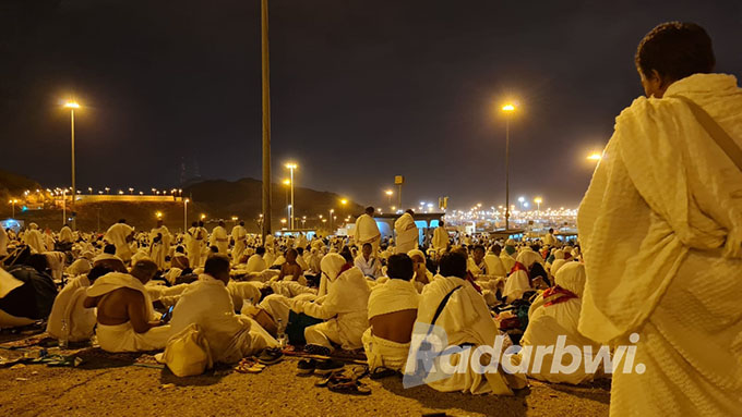 BERDIAM DIRI: Sejumlah jamaah haji melakukan wukuf sebagai rukun haji yang wajib dilakukan, belum lama ini. (Kemenag Situbondo for Radar Situbondo)