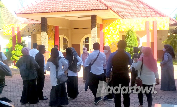 PERJUANGKAN NASIB: Sejumlah tenaga honorer guru mendatangi wisma Wabup Situbondo, Hj. Khoirani, Rabu (20/7). (Iwan Feriyanto/Radar Situbondo)