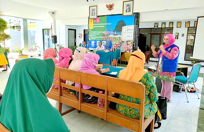 PENYULUHAN: Dr Ade Arsianti memberikan penjelasan mengenai potensi obat herbal untuk kesehatan. (Dok. Tim Pengabdian Masyarakat UI for RaBa)
