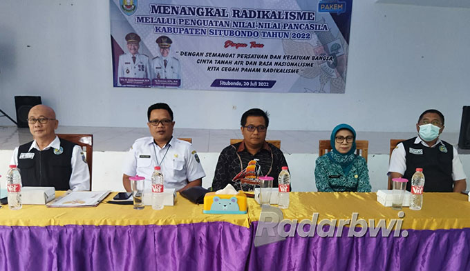 MENGGUNAKAN BATIK HITAM: Ketua DPRD Edy Wahyudi (tengah) mengajak masyarakat agar tidak terpengaruh paham radikalisme, di Desa/Kecamatan Asembagus, Rabu (20/7). (Bakesbangpol for Radar Situbondo)