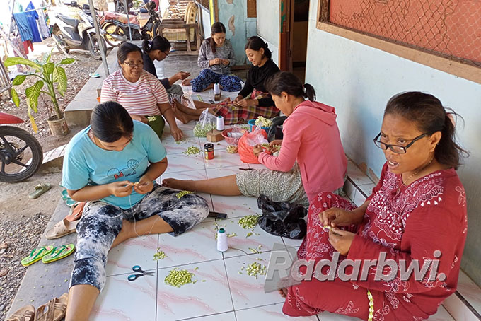 KERJA SAMPINGAN: Sejumlah ibu-ibu di Desa Talkandang, Kecamatan/Kota Situbondo merangkai Bunga Melati untuk diberikan kepada pemesan, Minggu (3/4). (Humaidi/Radar Situbondo)