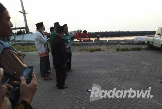 Tim rukyatul hilal Kemenag Situbondo melakukan pemantauan bulan sabit baru di Pelabuhan Kalbut, Desa Semiring, Kecamatan Mangaran, Rabu (29/6) sore. (Iwan Feriyanto/Radar Situbondo)