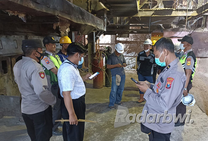 OLAH TKP: Polisi dan karayawan PG Asembagus melakukan pendataan kronologi kejadian yang menimpa Edi Santoso, warga Kampung kerajan, Desa Gudang, Kecamatan Asembagus, Kamis (14/7). (Humaidi/Radar Situbondo)