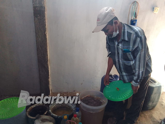 PABRIK MINI: Abah Junaidi Warga Desa Kedungdowo, Kecamatan Arjasa, meracik pupuk ‘Jakaba’ di dapurnya. (Humaidi/Radar Situbondo)