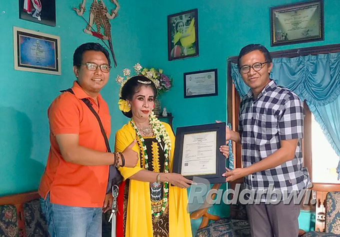 HAKI KOTA SANTRI: Pengurus DKS menyerahkan sertifikat pencatatan Hak Kekayaan Intelektual karya kesenian kepada Tresnawati sebagai pencipta Tari Remo Tresnawati, Senin (4/7). (Iwan Feriyanto/Radar Situbondo)
