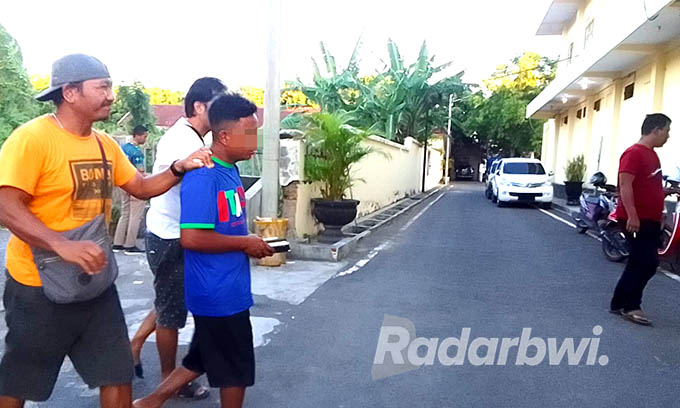 PEGANG HP: Syaiful Bahri, 23, warga Desa Kotakan, Kecamatan/Kota Situbondo, di gelandang Tim Resmob, ke Mapolres Situbondo, Selasa (12/7). (Humaidi/Radar Situbondo)