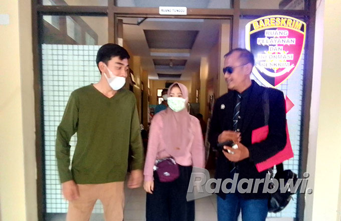 BERTIGA: Ani Safitri dan Sa’id Ali Wafa warga Desa Mlandingan Wetan, Kecamatan Bungatan, menjemput sampel skincare ‘LW’ ke Mapores Situbondo bersama kuasa hukumnya. (Humaidi/Radar Situbondo)