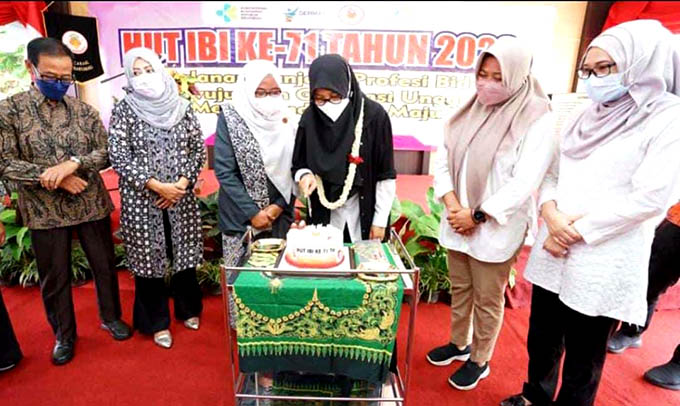 POTONG KUE: Bupati Banyuwangi Ipuk Fiestiandani dan Ketua IBI Banyuwangi Bd Hj Yulianingsih SST MMKes beserta tamu undangan melakukan pemotongan kue pada perayaan HUT ke-71 IBI, Sabtu (16/7) di Kecamatan Gambiran.
