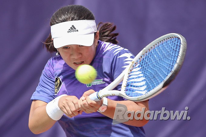 KALAH DARI SURABAYA: Kimberly Yhang yang berpasangan dengan Shady Noorfathya hanya mampu mempersembahkan medali perak untuk cabor tenis lapangan. (Alfian Rizal/Jawa Pos)