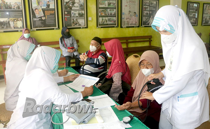SKRINING: Beberapa lansia menjalani pemeriksaan kesehatan di RS Al Huda Gambiran, Banyuwangi, kemarin. (RS Al Huda for Radar Banyuwangi)