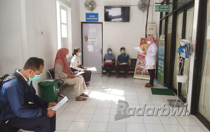 KONSELING: Dokter memberi edukasi kepada pasien dan keluarganya di RSUD Blambangan Banyuwangi. (Virna for Radar Banyuwangi)