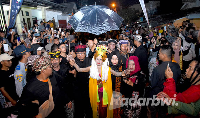 KESURUPAN LAGI: Mbah Supani menari Seblang dikawal sesepuh dan tokoh adat Bakungan, Minggu malam (17/7). Gara-gara tiga gending terlewat, Mbah Supani kembali kesurupan, Selasa (19/7) pagi.  (Ramada Kusuma/Radar Banyuwangi)