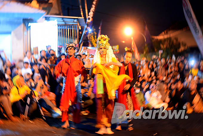 KESURUPAN: Mbah Supani menari Seblang dikawal sesepuh dan tokoh adat Bakungan, Minggu malam (18/7). (Ramada Kusuma/Radar Banyuwangi)