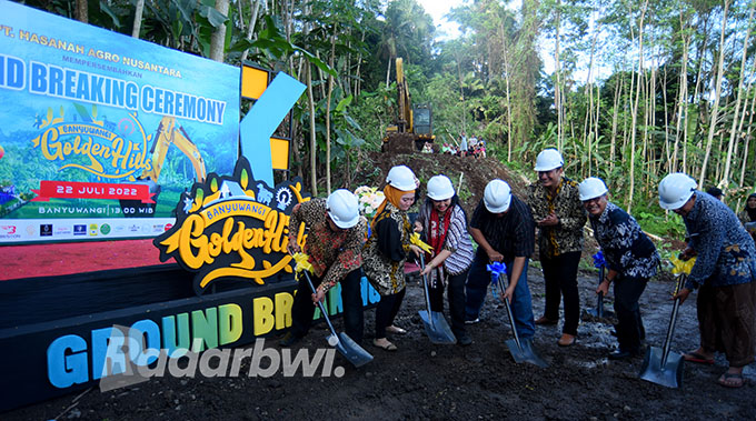 GROUND BREAKING: Komisaris PT Hasana Agro Nusantara Suparmono (tiga dari kanan) didampingi Direktur Utama Rika Mariana Chova (dua dari kiri) bersama Forpimka Kecamatan Licin saat melakukan ground breaking Banyuwangi Golden Hills di Desa Gumuk, Licin, Juma