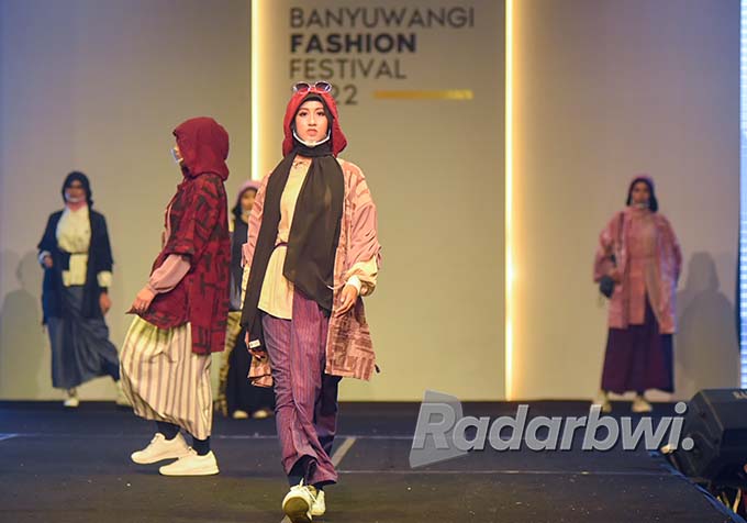 BRAND FESYEN LOKAL: Sejumlah model berlenggak-lenggok di atas catwalk dengan menampilkan puluhan busana karya desainer Banyuwangi di Terminal Pariwisata Terpadu, Selasa (12/7) malam. (Ramada Kusuma/Radar Banyuwangi)
