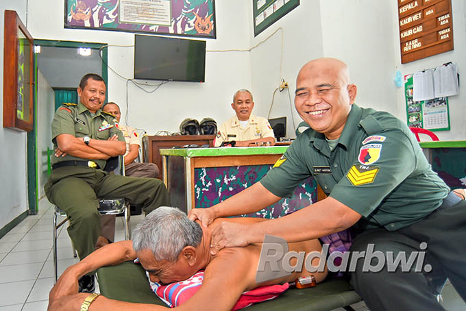 SPESIALIS TERAPI OTOT: Serka Slamet Hariyono memijat pasienya di Kanminvetcad V/23 Banyuwangi, Kamis lalu (7/7). (Ramada Kusuma/Radar Banyuwangi)