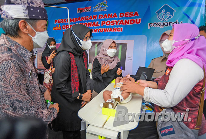 AYO CEGAH STUNTING: Bupati Ipuk berbagi keceriaan bareng anak-anak dan peserta Festival Posyandu Kreatif. (Ramada Kusuma/Radar Banyuwangi)