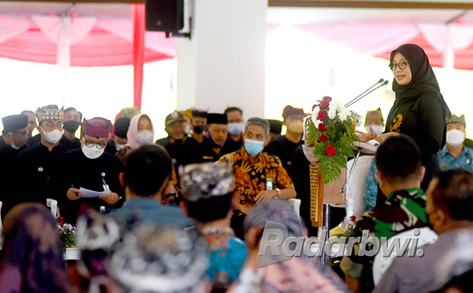 Bupati Ipuk di tengah-tengah para kepala organisasi perangkat daerah (OPD), camat, dan kepala desa (kades). (Ramada Kusuma/Radar Banyuwangi)