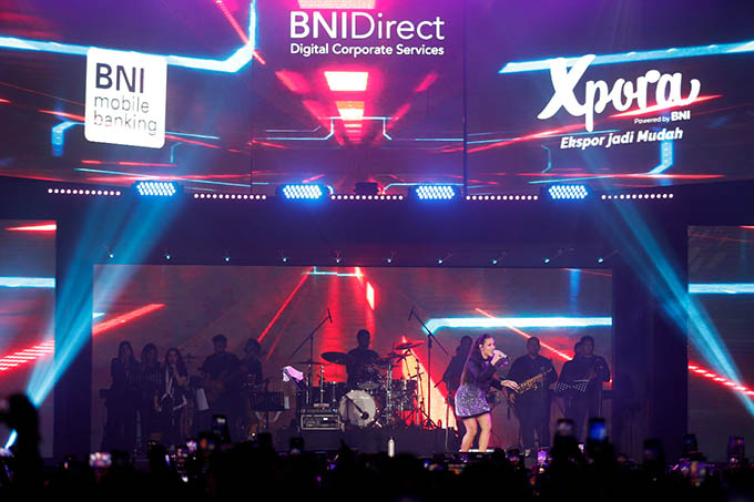 Raisa tengah bernyayi bersama dengan segenap BNI Hi-Mover dalam keceriaan BNI Loud Fest 2022 di Jakarta Convention Center, Minggu (17/7/2022).