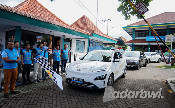 LANJUTKAN PERJALANAN: Tour PLN E-Mobility Day dilepas menuju Bali pada Sabtu (23/7) di halaman Kantor UP3 PLN Banyuwangi . (Ramada Kusuma/Radar Banyuwangi)