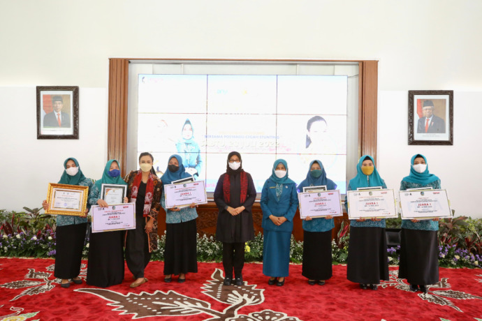 PEMENANG: Bupati Ipuk berfoto bersama para juara Festival Posyandu Kreatif di pendapa Sabha Swagata Blambangan. (Ramada Kusuma/RadarBanyuwangi.id)