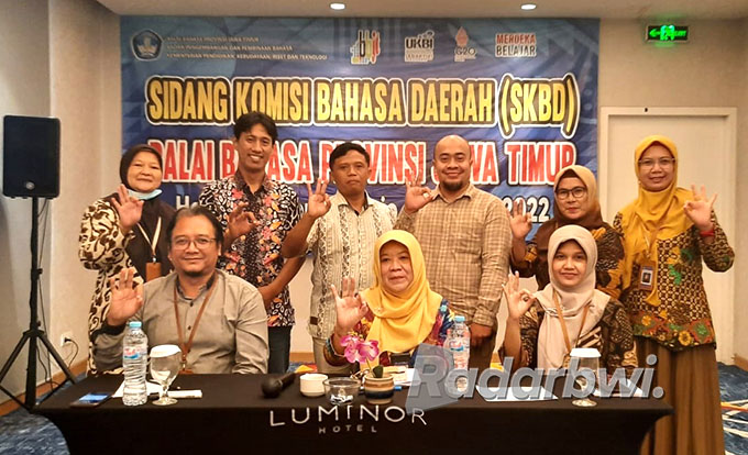TAHAP VALIDASI: Sejumlah pakar bahasa menghadiri Sidang Komisi Bahasa Daerah hasil inventarisasi kosakata bahasa Oseng di Hotel Luminor Sidoarjo Jumat (8/7).  (Qowim for Radar Banyuwangi)