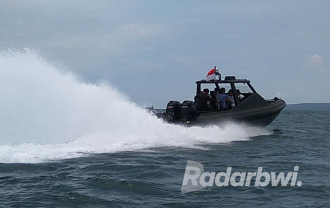 BERTENAGA: Air muncrat dari bagian belakang kapal karena dorongan kuat perputaran baling-baling yang sangat cepat. (Ramada Kusuma/Radar Banyuwangi)