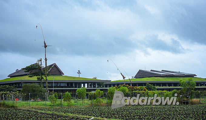 ORNAMEN TRADISIONAL: Panjer kiling sebagai mainan khas masyarakat suku Oseng Banyuwangi dipasang di halaman Bandara Banyuwangi. (Ramada Kusuma/Radar Banyuwangi)